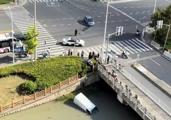 驰盈配资 闵行一路口两车相撞 造成一辆面包车冲入河道内